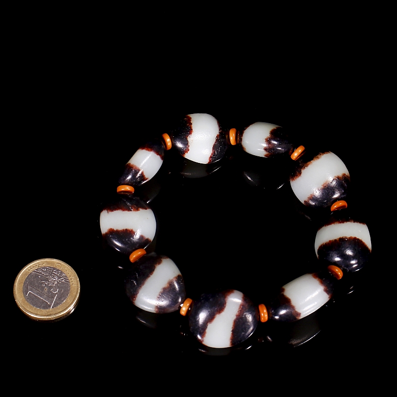 Bracelet with nine black and white Hetian jade beads, Qing dynasty