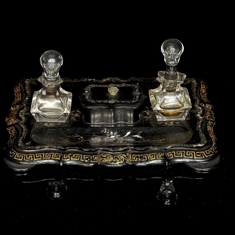 Escribanía victoriana de papier-mâché y nácar, s.XIX