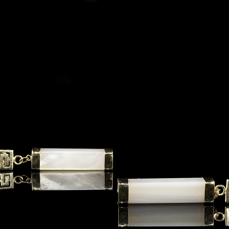 Dangling earrings in 18kt yellow gold and mother-of-pearl - 3