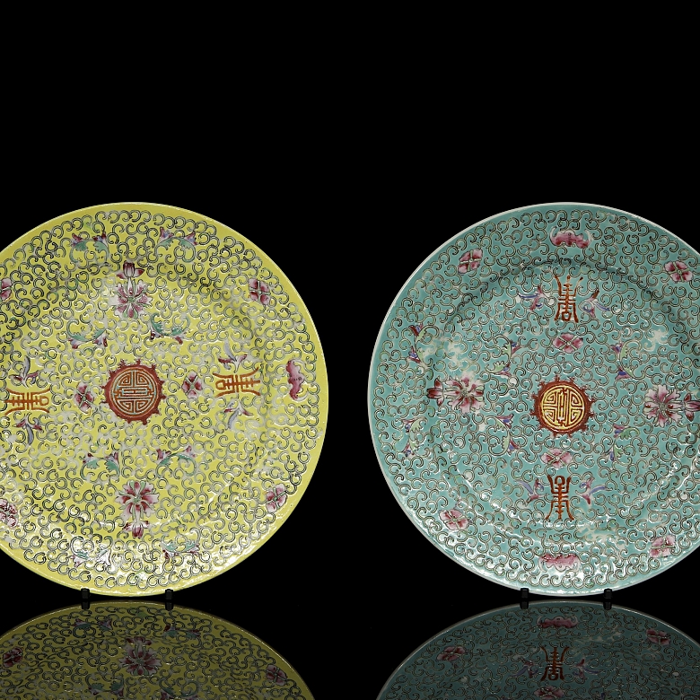 Pareja de platos esmaltados