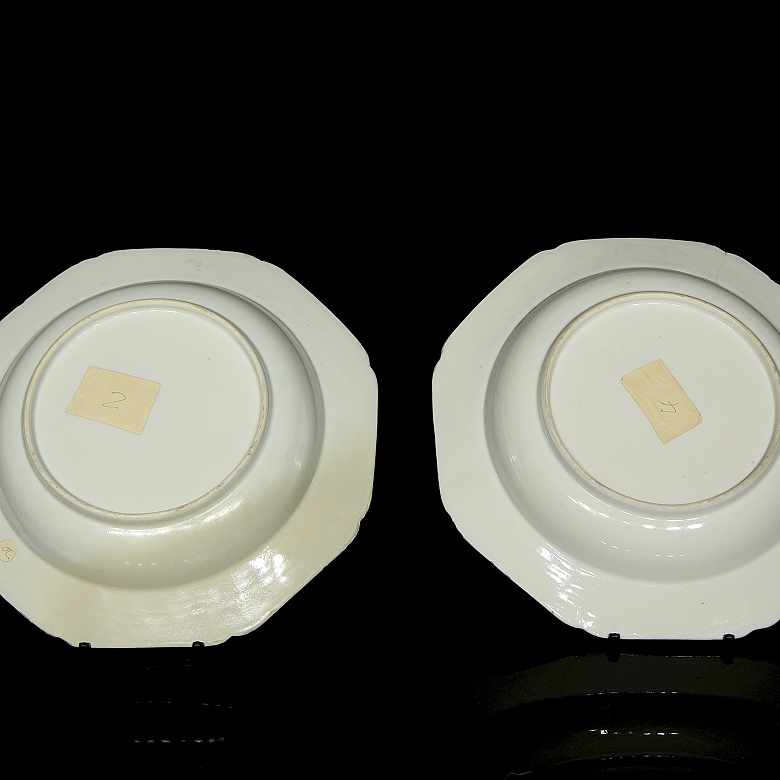 Pareja de platos de cerámica esmaltada