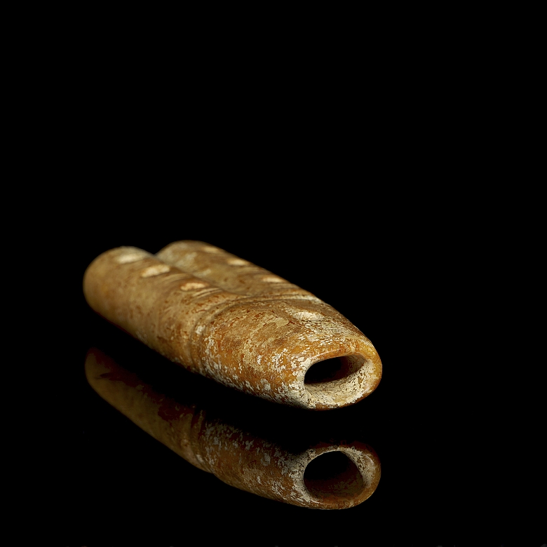 Pequeña flauta de jade tallado, cultura Hongshan