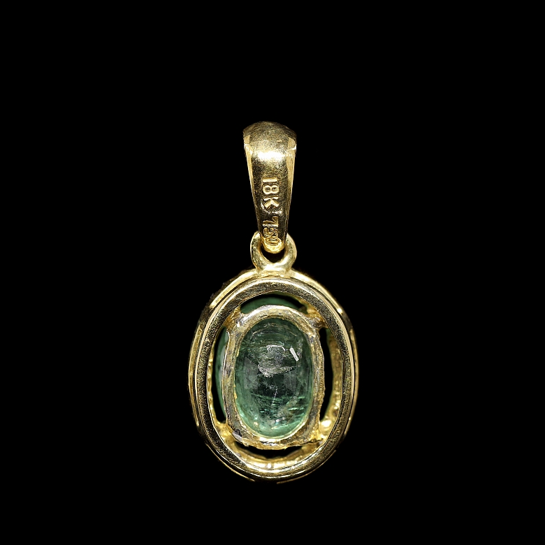 Colgante de oro amarillo de 18K con esmeralda y diamantes