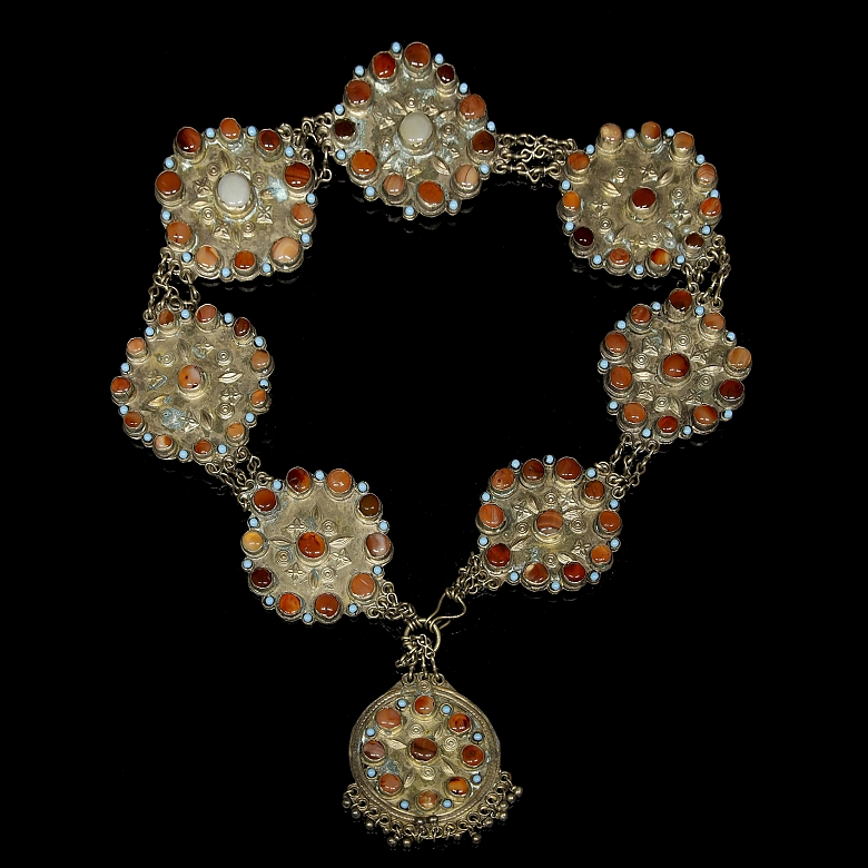 Cinturón de metal repujado con piedras engastadas, s.XX