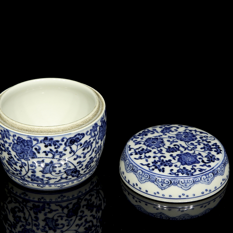 Caja de porcelana en azul y blanco