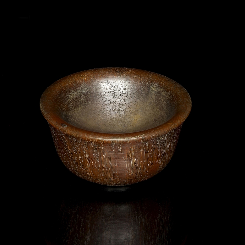 Recipiente tallado, con sello Qianlong