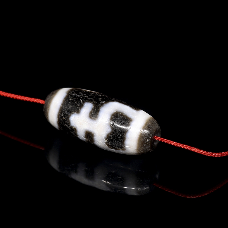 Two-color carved agate Dzi bead, Tang dynasty