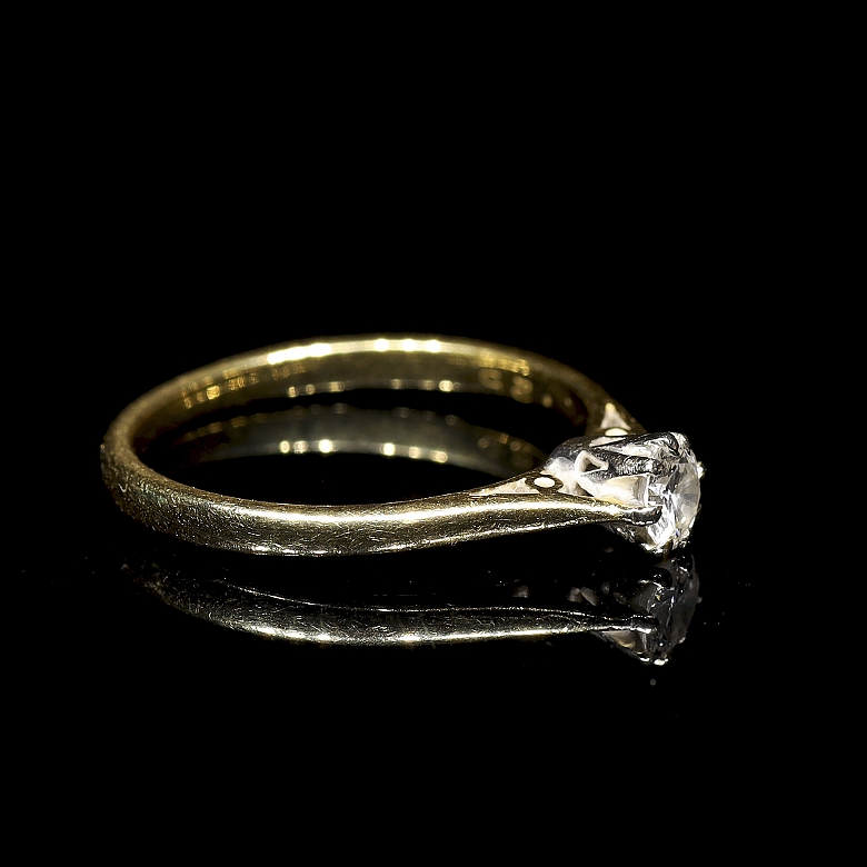 Solitario de oro amarillo de 18K y diamante