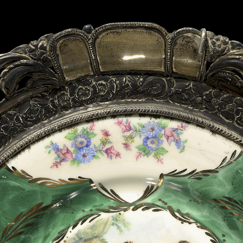 Plato ornamental de porcelana esmaltada y montura de plata, s.XIX-XX