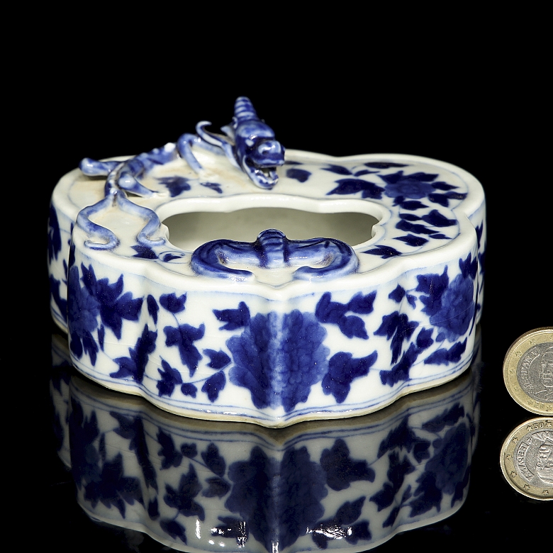 Tintero de porcelana azul y blanca 
