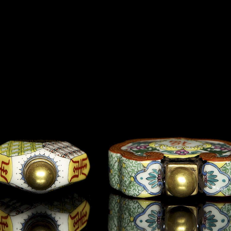 Pareja de botellas de rapé de porcelana esmaltada, con sello Qianlong