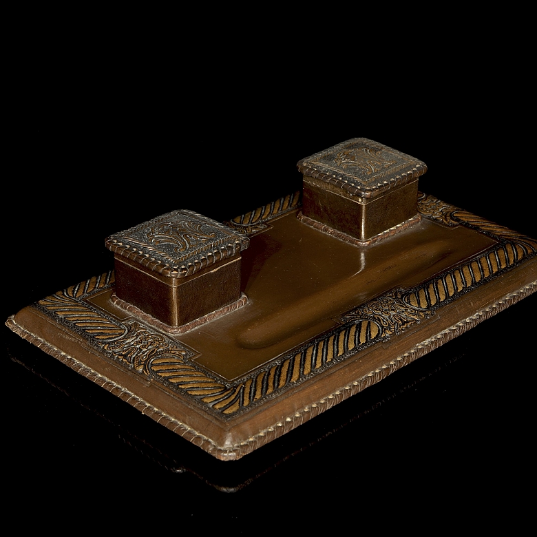 Escribanía de cuero repujado, pps. s.XX