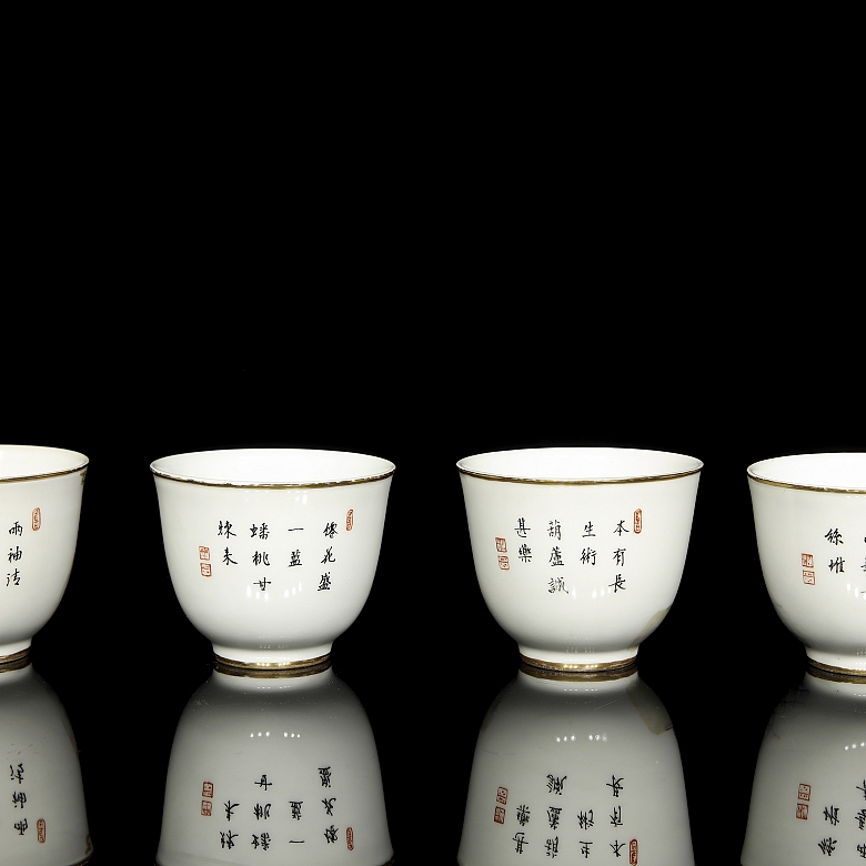 Ocho tazas de porcelana 