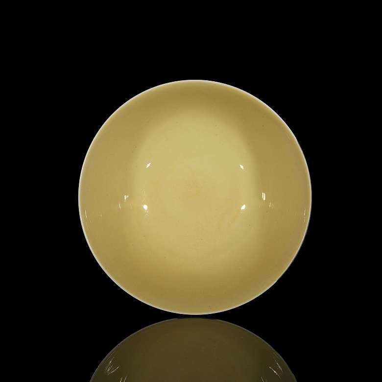 Taza de porcelana con esmalte amarillo, dinastía Ming