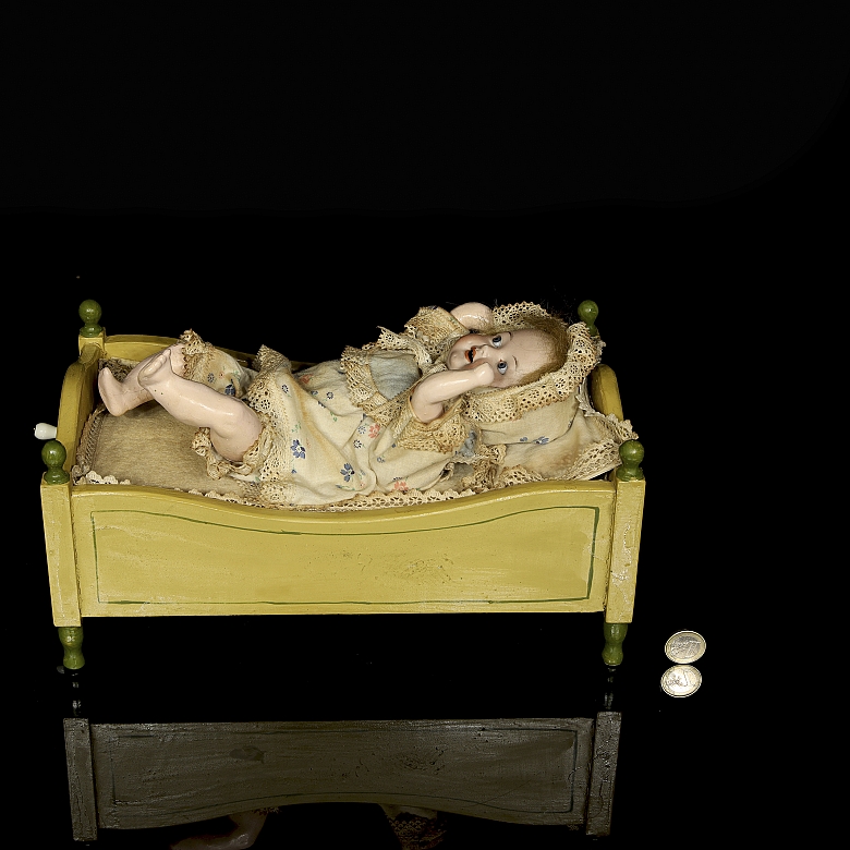 Muñeca autómata de porcelana con cuna, Alemania/Francia, c. 1890-1910