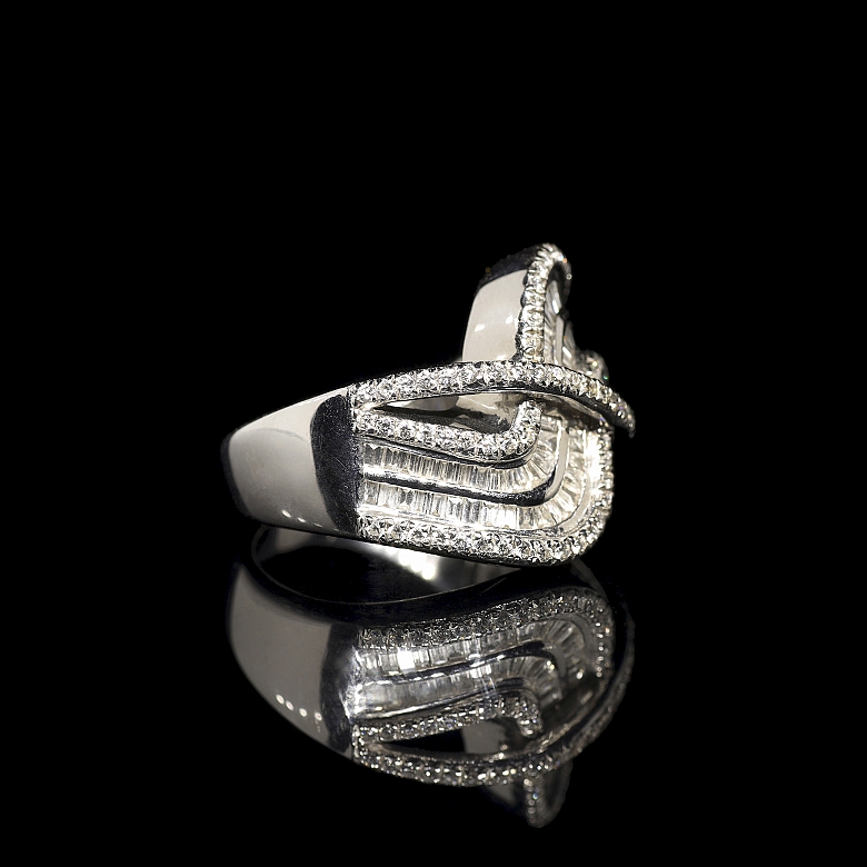Anillo de oro blanco de 18 kt con diamantes