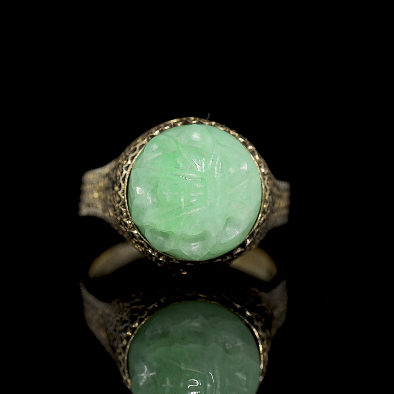 Anillo de plata dorada con filigrana y jadeíta tallada