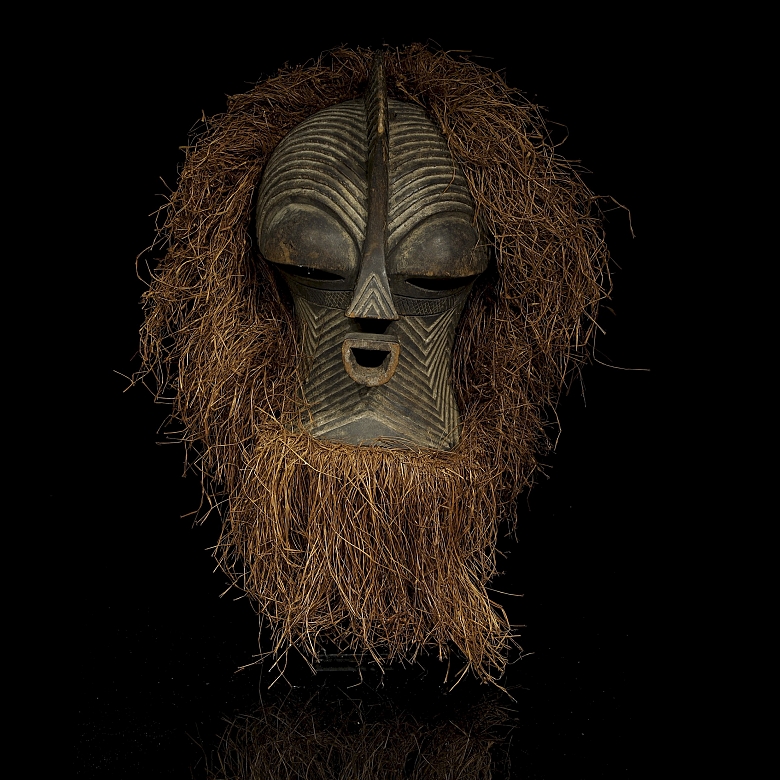 Máscara femenina Kifwebe con atuendo de rafia, Songye, R.D. del Congo, s.XX