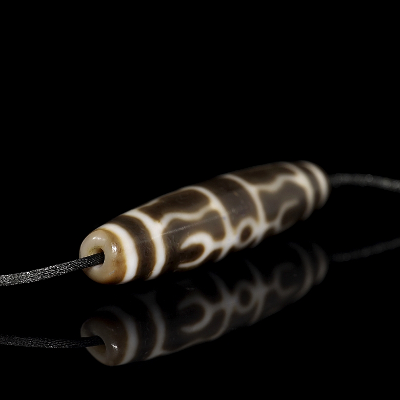 Carved agate Dzi bead, Tang dynasty