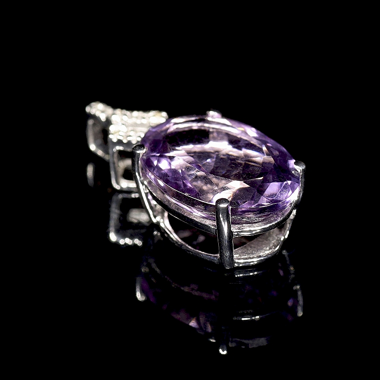 Colgante de oro 18k con amatista y diamantes