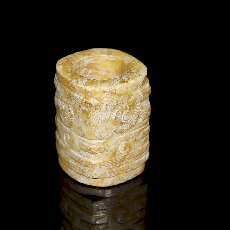 Cong de jade tallado