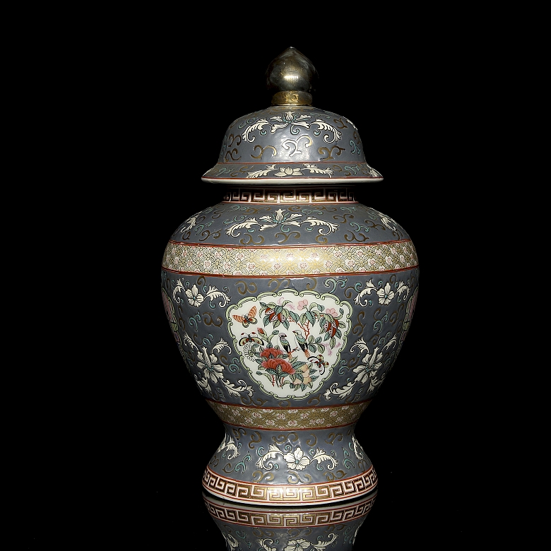 Porcelain enamelled ‘Scenes’ tibor, 20th century - 9