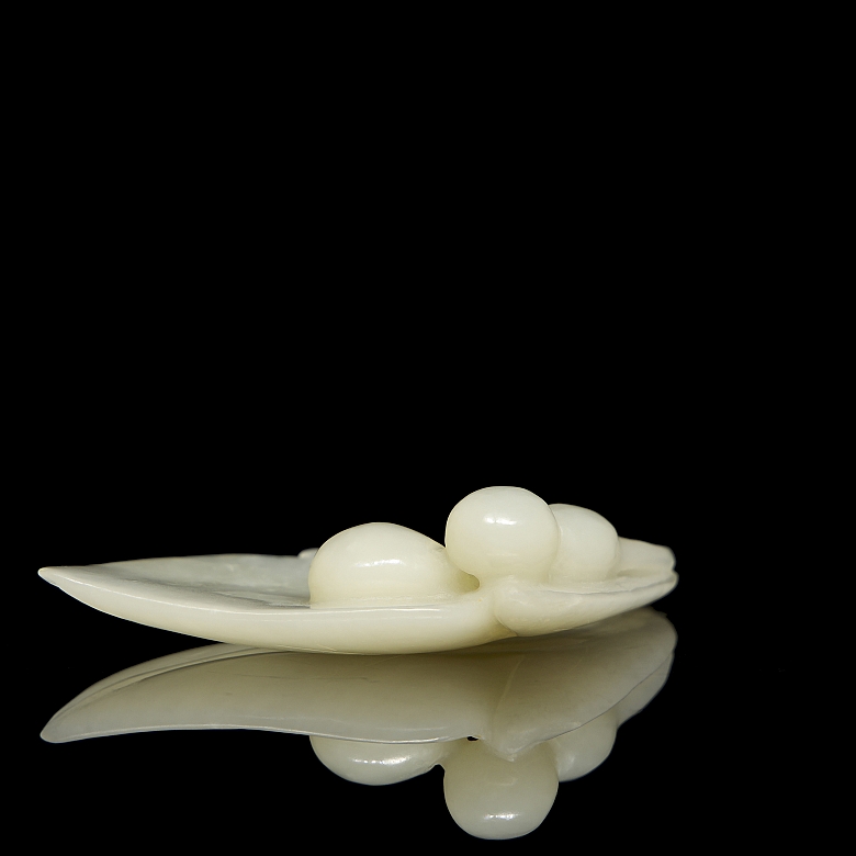White jade pendant “Fruits”, Qing dynasty.