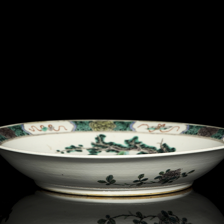 Famille verte porcelain plate, ‘Court scene’, with Kangxi mark - 4