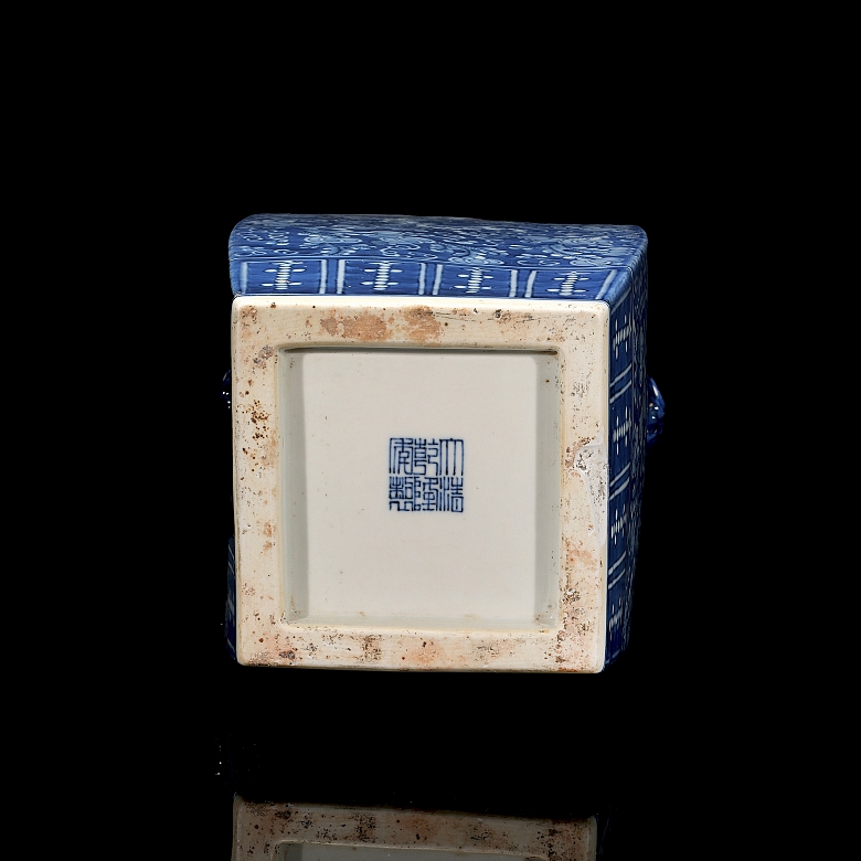 Blue and white porcelain fangpin vase, ‘Flowers’, Qing dynasty