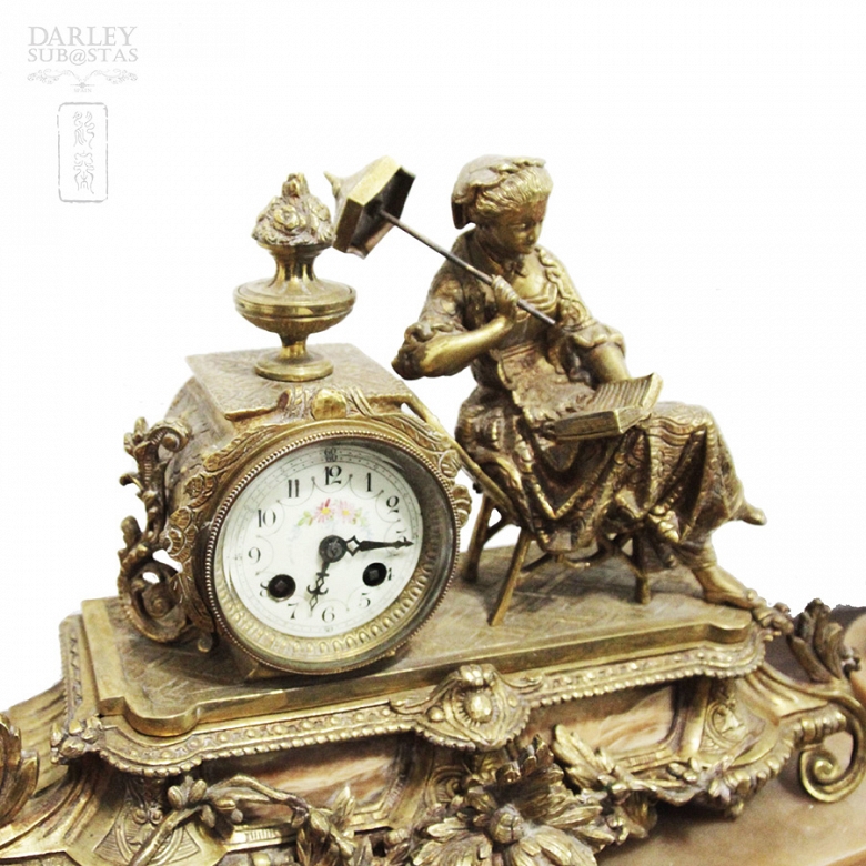 Reloj sobremesa y candelabros - 5