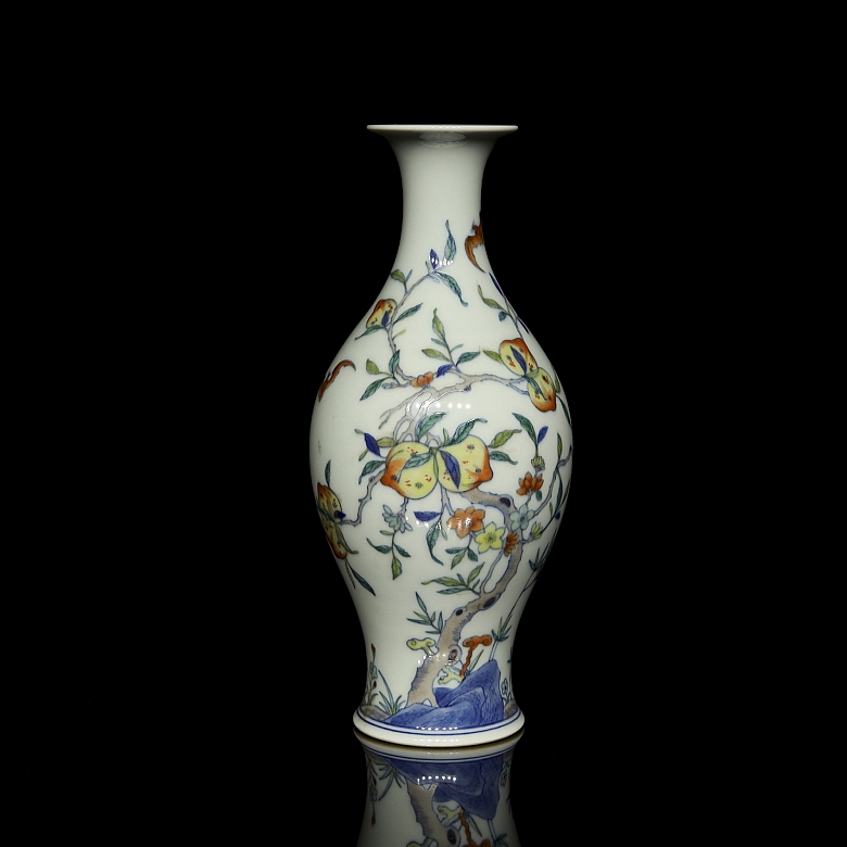 Porcelain vase ‘Peaches and bats’, with Yongzheng mark