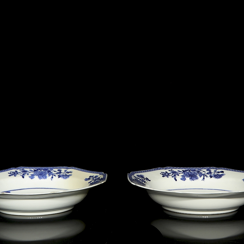 Pareja de platos de cerámica esmaltada