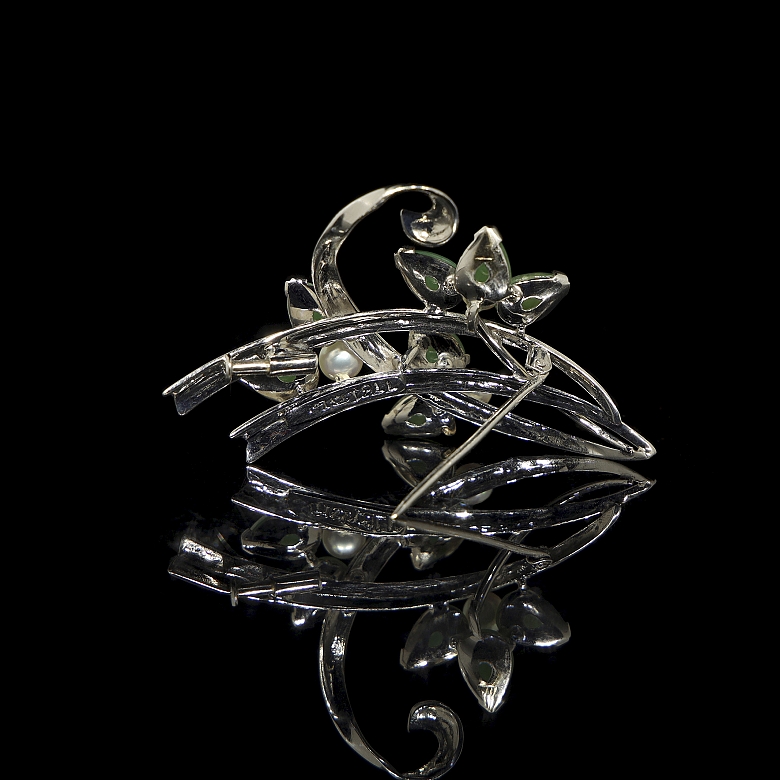 Broche de oro blanco con perlas y jadeíta