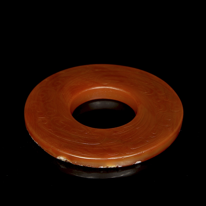 Disco de ágata roja tallada, dinastía Zhou