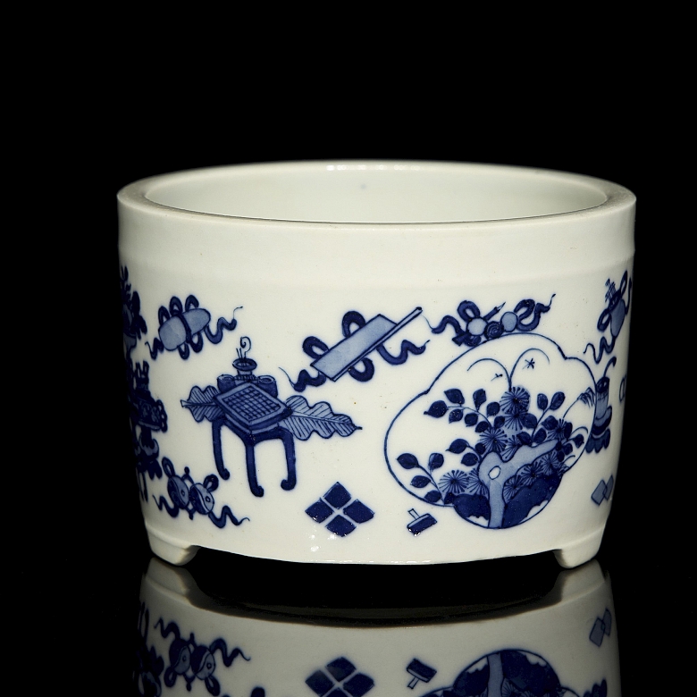 White and blue porcelain brush holder ‘Bogu hua’, with Kangxi seal