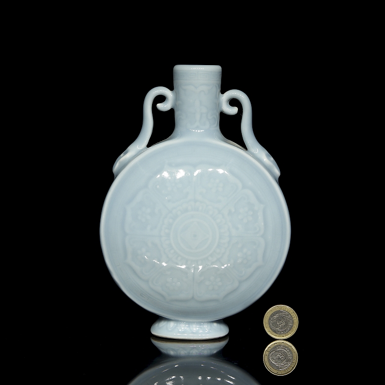 Bianhu porcelain vase ‘Lotus’, with Qianlong seal