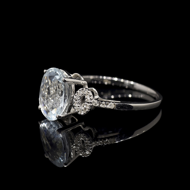 Anillo en oro blanco de 18k con aguamarina y diamantes