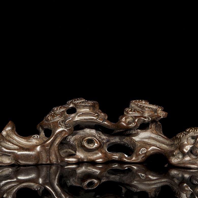 Carved wooden brush holder ‘Flowers’, Qing dynasty