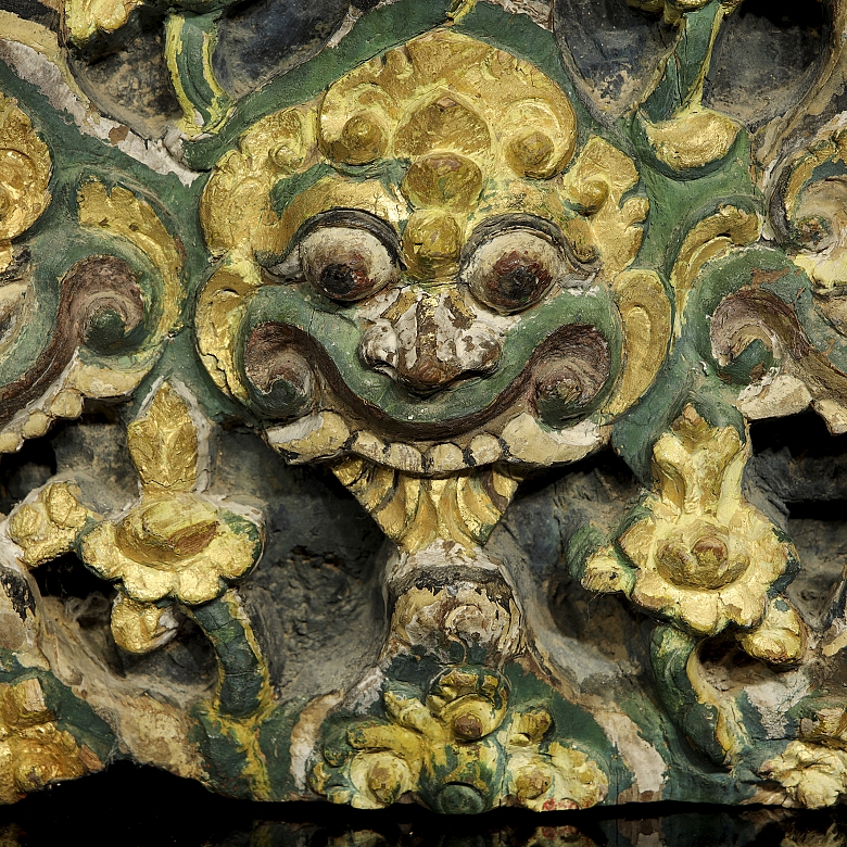 Base de pilar de madera policromada