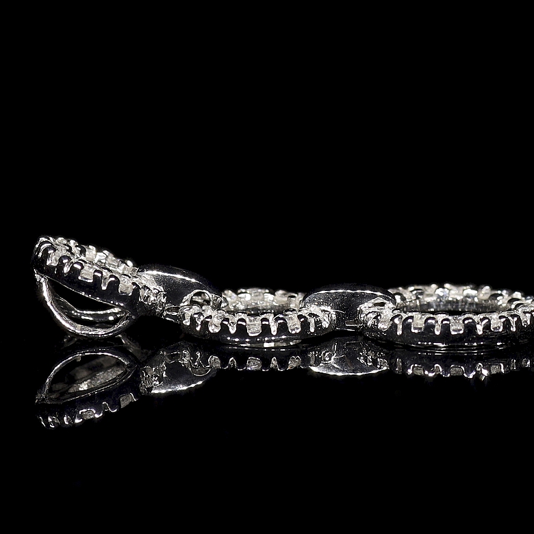 Colgante de oro blanco de 18k con diamantes