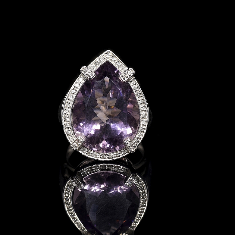 Anillo en oro blanco de 18 kt con una amatista y diamantes