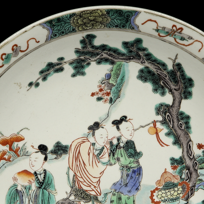 Famille verte porcelain plate, ‘Court scene’, with Kangxi mark - 2