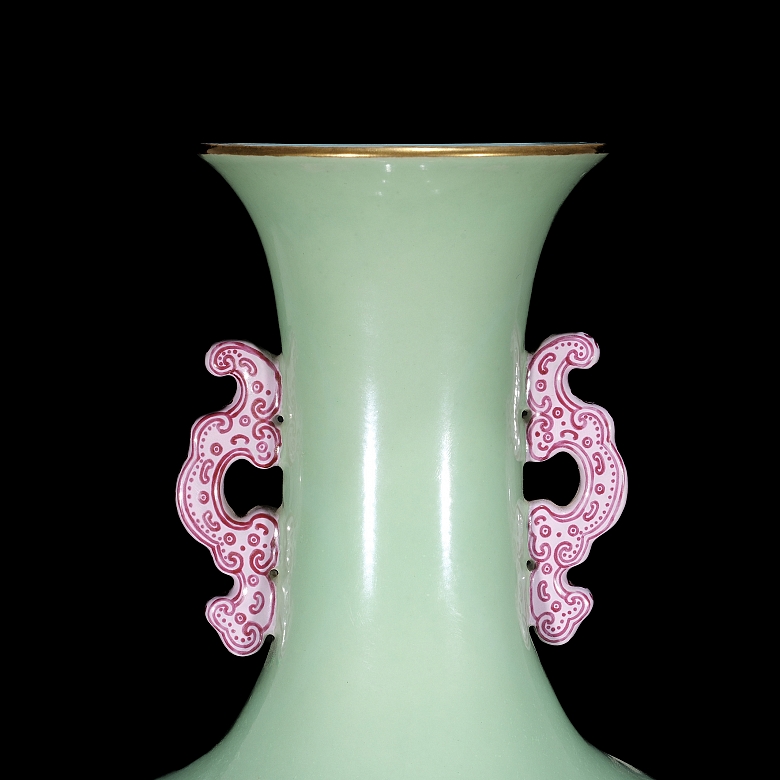 Jarrón de porcelana con esmalte celadón, dinastía Qing