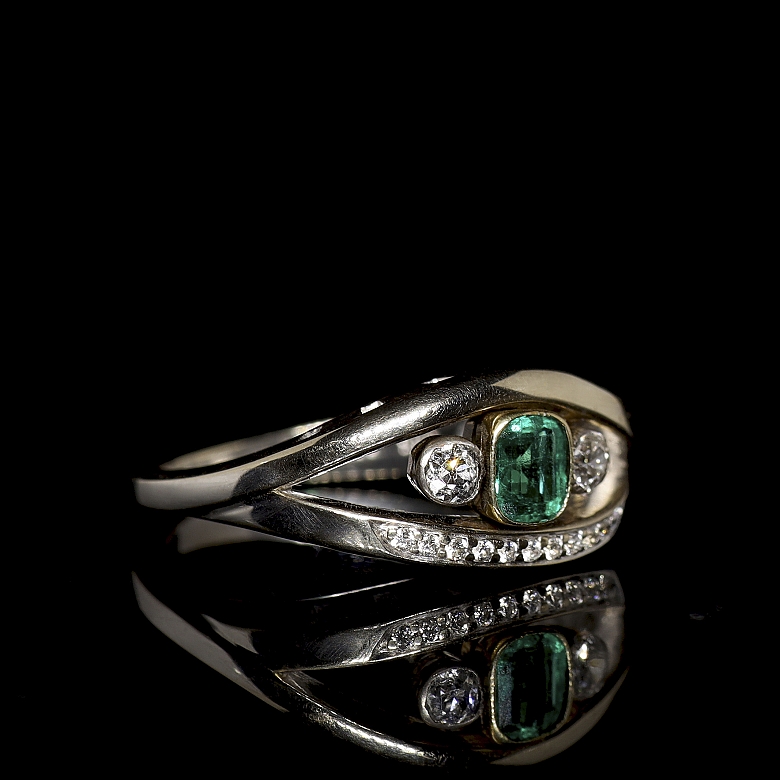 Anillo de oro blanco con esmeralda y diamates