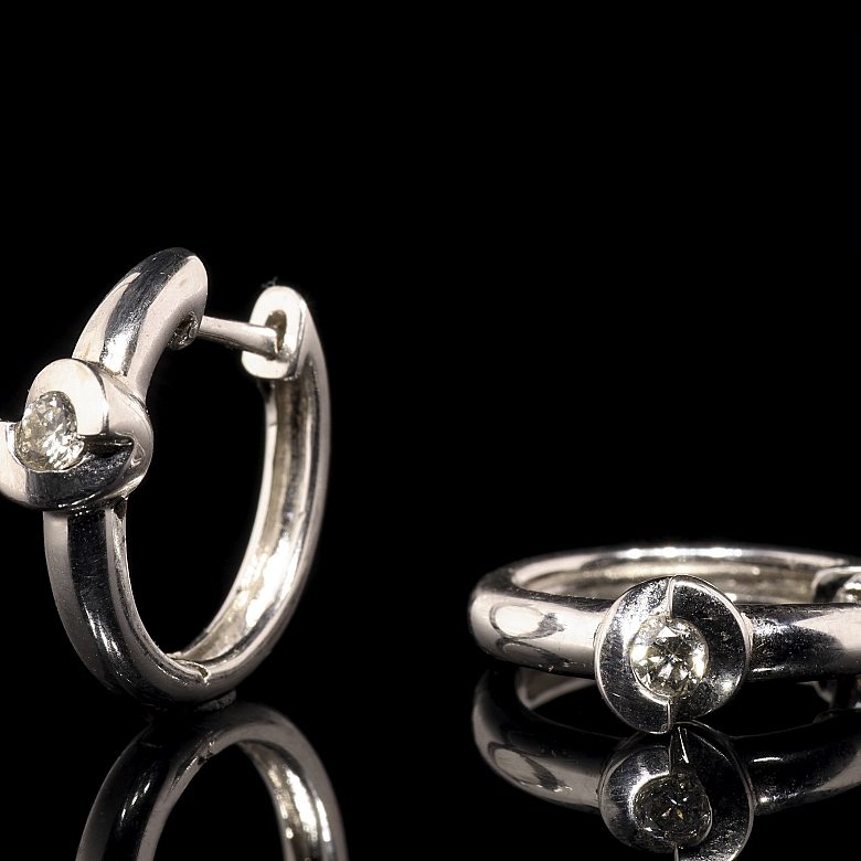 Pendientes de aro en oro blanco de 18K con diamantes