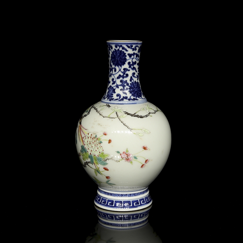 Porcelain vase ‘Birds on a Branch’ with Qianlong seal
