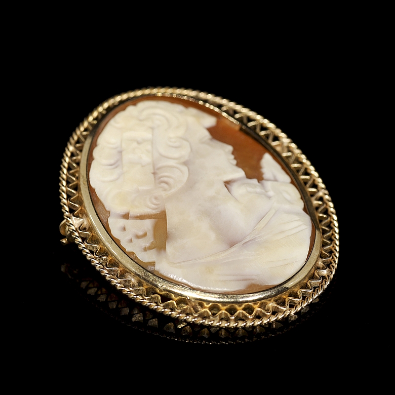 Broche de oro amarillo de 9 k con camafeo 