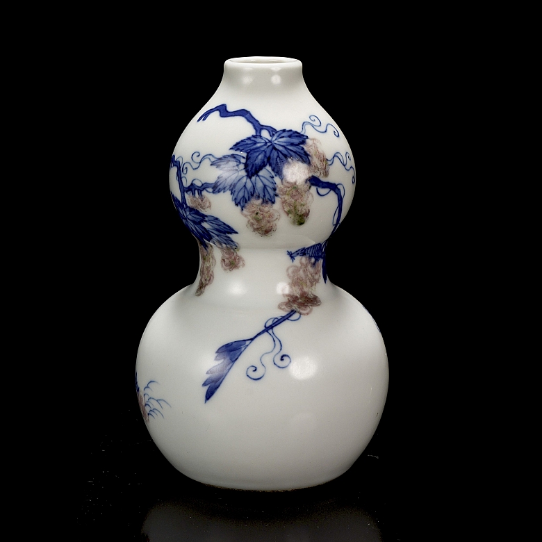 Glazed porcelain hulu vase, ‘Squirrels with Vine,’ Kangxi mark