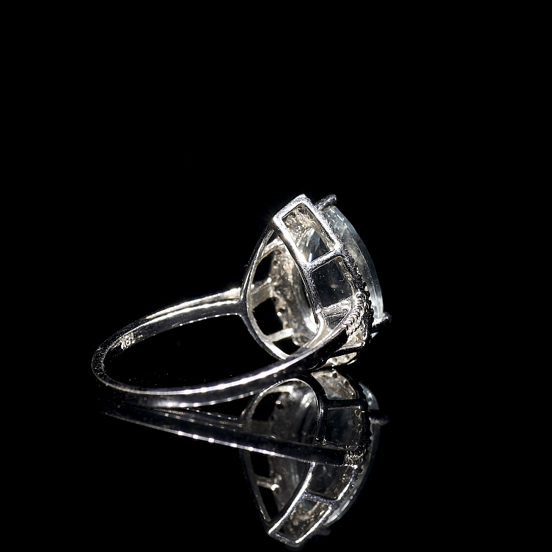 Anillo en oro blanco de 18 kt con aguamarina y diamantes
