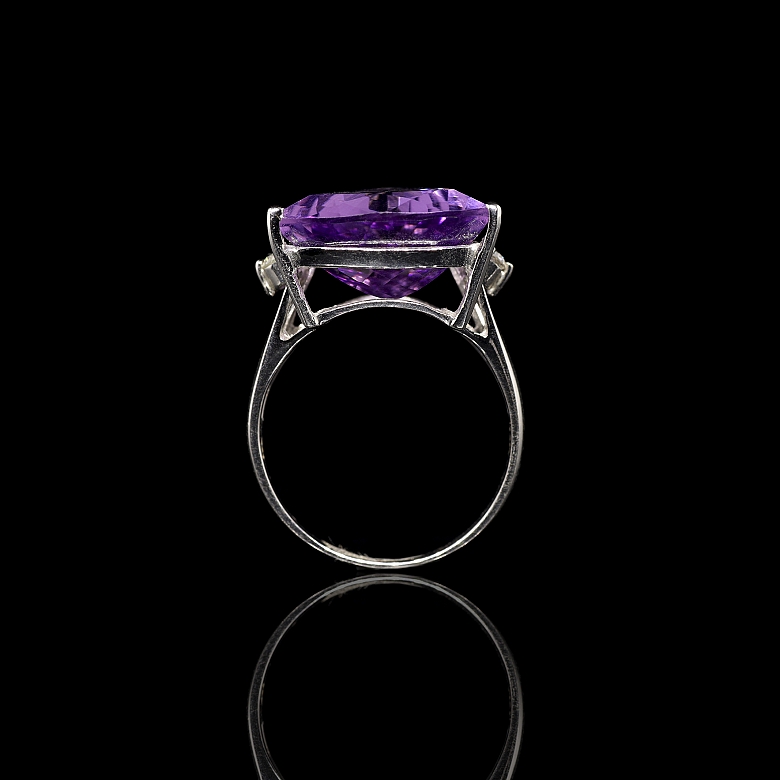 Anillo en oro blanco de 18K con amatista y diamantes